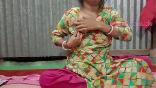 सेक्सी बंगाली हॉट xxx मोडल टुम्पा उसकी चुत पे उंगली घुसाके सेक्स की मजा लिया।